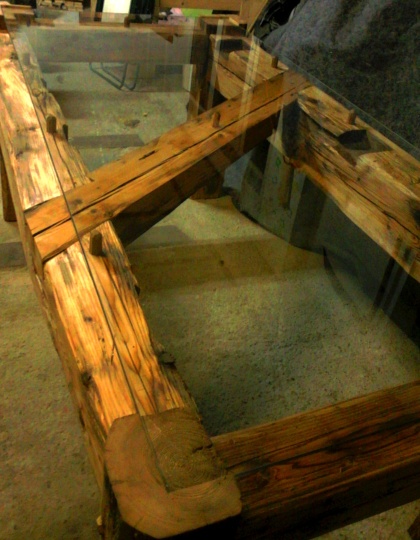 stůl ze starých trámů